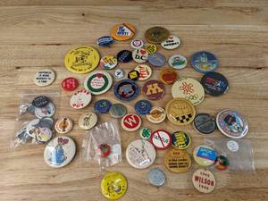 lot 76 image: An Assortment of Novelty Buttons E