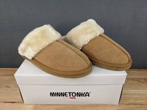 lot 7 image: Brand New Minnetonka Chesney Moccasins in Cinnamon Womens Size 8 N