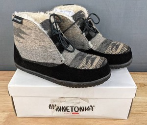 lot 25C image: Minnetonka Ankle Booties Womens Size 8M N