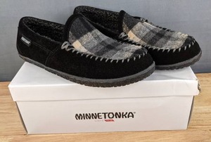lot 46C image: Minnetonka Moccasins Mens Size 10  N