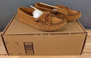 lot 75C image: Minnetonka Moccasins Womens Size 5.5  N