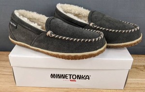 lot 92C image: NEW Minnetonka Moccasins Womens Size 9W  N
