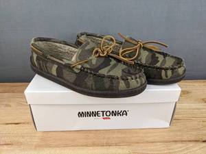 lot 118C image: Minnetonka Moccasins Mens Pile Lined Hardsole Size 8 N