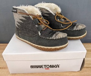 lot 15C image: Minnetonka IndoorOutdoor Booties Womens Size 6M N