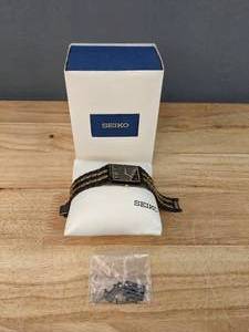 lot 109 image: Chic Seiko Quartz Two Tone Gold and Black Mens Watch E