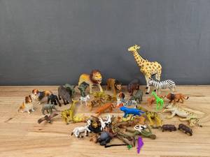 lot 130 image: An Assortment of Plastic Safari Animals E