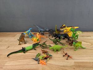 lot 126 image: A Collection of Plastic Dinosaurs E