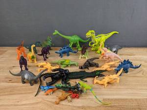 lot 127 image: An Assortment of Plastic Dinosaurs E