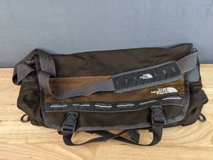 lot 10 image: The North Face Messenger Bag E