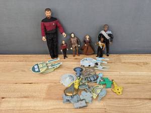 lot 58A image: Vintage 1990s Star Trek The Next Generation and 2000s Star Wars FigurinesToys E
