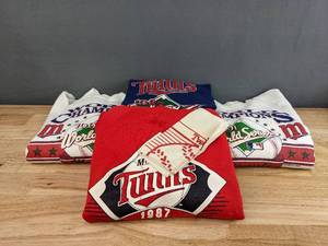 lot 138 image: Vintage Twins Homer Hankie, Sweatshirts and T-Shirt E