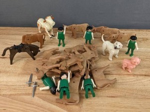 lot 146 image: Assorted Playmobil and Fisher Price Farm AnimalsFigurines E