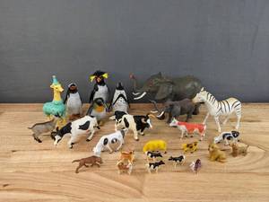 lot 84A image: Assortment of Plastic Farm and Zoo Animal Toys E