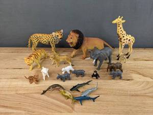 lot 128 image: An Assortment of Plastic Safari Animals E