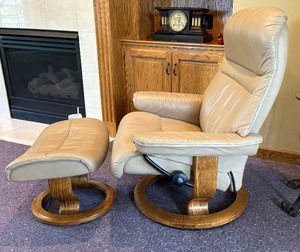 lot 7 image: Stressless Chair with Ottoman