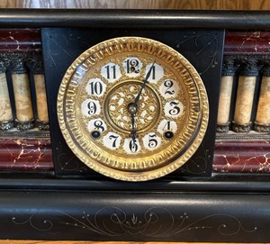 lot 33 image: Vintage Mantle Clock