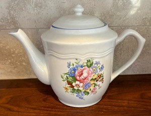 lot 39 image: Three Pretty Teapots