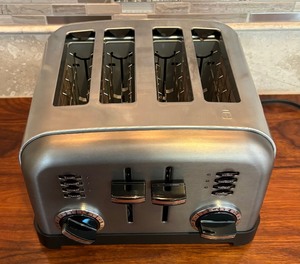 lot 46 image: Cuisinart 4 Slice Toaster