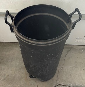 lot 108 image: Rubbermaid Wheeled Refuse Container with Lid