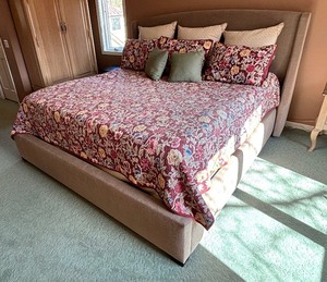 lot 6 image: Luxurious Upholstered King Size Sleep Number Smart Bed Frame