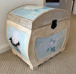 lot 60 image: Decorative Distressed Hinged Box