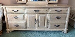 lot 17 image: Thomasville Dresser with Mirror
