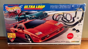 lot 99 image: Hot Wheels Ultra Loop Set with Extra Tracks and Accessories