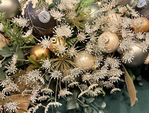 lot 147 image: Stunning Holiday Centerpiece