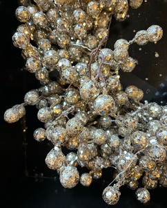 lot 150 image: Dazzling Wreath
