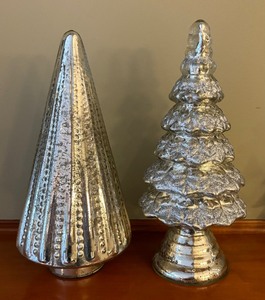 lot 152 image: Shimmering Silvery Decor