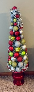 lot 153 image: Bright and Beautiful Holiday Decor