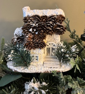 lot 162 image: Darling Centerpiece