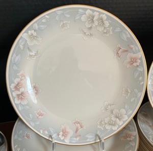 lot 14 image: Noritake Susan Ann China Grouping