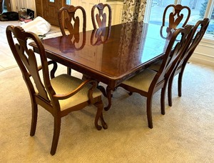 lot 12 image: Luxurious Lexington Dining Table with Six Chairs