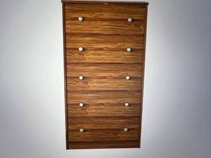 lot 43 image: Ameriwood 5 Drawer Dreser