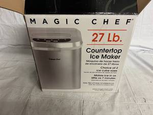 lot 60 image: Magic Chef 27lb Countertop Ice Maker - Powers On