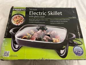 lot 61 image: Presto 16 x 13 Jumbo Skillet with Glass Lid