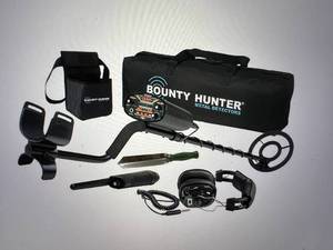 lot 69 image: Bounty Hunter Landstar Metal Detector Kit