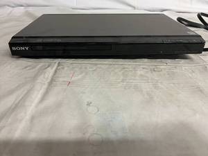 lot 131 image: Sony CDDVD Player - DVP-SR200P