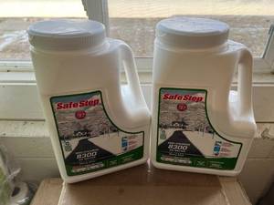 lot 236 image: 2 Jars of Safe Step 8300 Ice Melter Shaker Salt