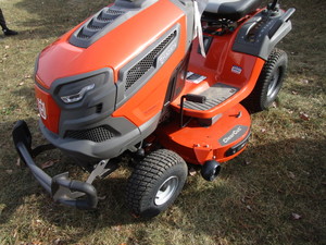 lot 7 image: NEW Husqvarna 21.5hp Riding Tractor Mower