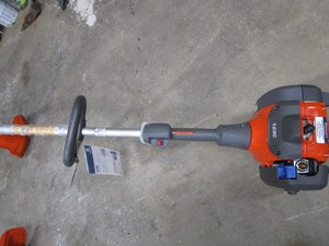 lot 32 image: NEW Husqvarna Curved Shaft Trimmer