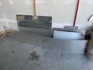 lot 9 image: Diamond Plate Pieces