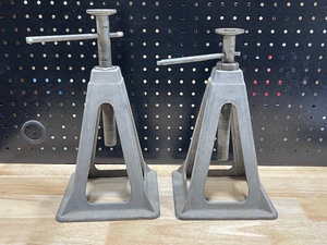 lot 29 image: Camper Jack Stands