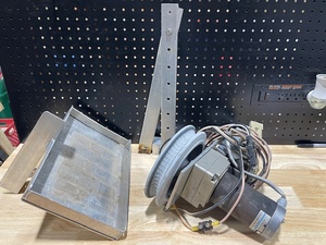 lot 33 image: Boat Lift Motor and Brackets
