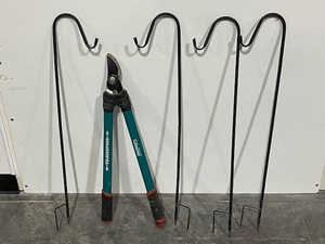 lot 42 image: Shepards Hooks and Lopping Shear