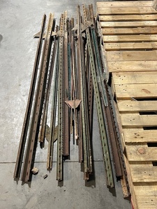 lot 47 image: T-Posts