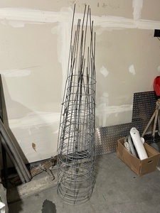 lot 87 image: 7 Tomato Cages