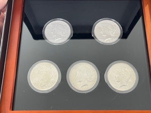 lot 16 image: Peace Dollars Set of 5