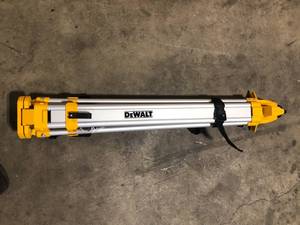 DEWALT Construction Tripod for Laser Level  Customer Returns See Pictures